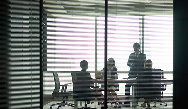 Advantages of window blinds in the workplace - Window blinds are a versatile and practical solution for controlling light and privacy in a workplace. 